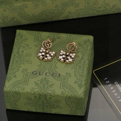 Gucci双G古驰蝴蝶结耳钉 作为品牌的标志性元素，运用品牌首字母以别致的方式呈现。金色效果金属标识与白色玻璃珍珠边框相得益彰，令整款设计更显精致典雅的气息。融