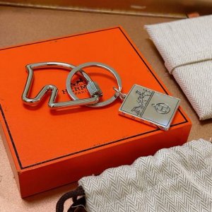 新款Hermes爱马仕钥匙扣钥匙扣加厚版 铂金版。高级精工版 众多网红同款 爱马仕挂饰钥匙扣太考验师傅的手艺了 要确保每个细节都到位不简单 高端定制 男女同款