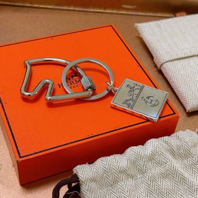 新款Hermes爱马仕钥匙扣钥匙扣加厚版 铂金版。高级精工版 众多网红同款 爱马仕挂饰钥匙扣太考验师傅的手艺了 要确保每个细节都到位不简单 高端定制 男女同款