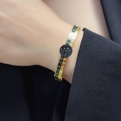 新品 原单货 Lv印花雕刻四叶草中性款金色黑标手镯Louis Vuitton 路易威登 专柜一致材质 火爆款出货 设计独特 复古前卫 手镯14K精工保色版 从上