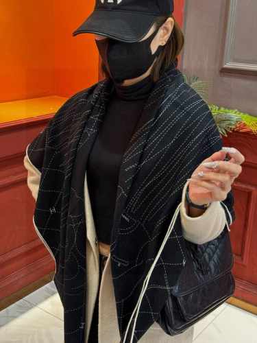 升级双面同色 加密面料 上新 140*140台版印花 黑白二色 高级都市新贵！山茶花的再一次邂逅！绝对的气质Chanel Lady高级调调 Chanel所代表的