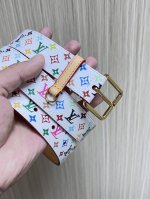 特P230 当季新款，3.0Mm白彩，另一面进口树高底，搭配精品扣头，是女神的金腰带。官网同步
