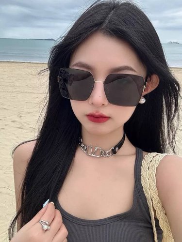 Tr偏光系列 Gucci 经典的大框设计 情侣款不挑脸型 无论搭配大衣还是连衣裙都非常显气质偏光镜片预防紫外线 型号 G0827