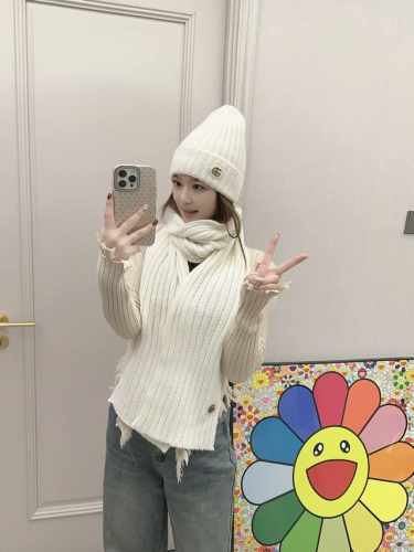 古奇Gucci经典套装帽子！帽子围巾！羊绒兔绒品质！暖暖哒超级舒服～这个冬天你就差这么一套套装帽子啦～又保暖又时尚！男女通用款