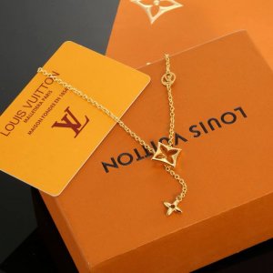 驴家新款Lv Iconic Lv 四叶草项链 再以 Monogram 花卉注入雅致格调，无论单独佩戴或搭配同款手饰 均可释放柔美气息