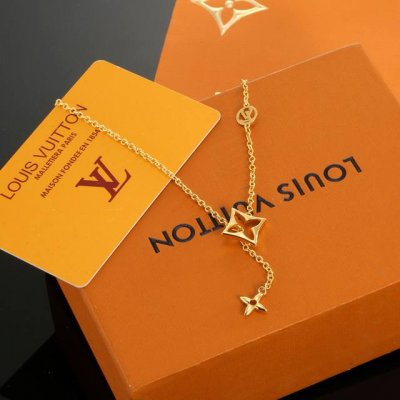 驴家新款Lv Iconic Lv 四叶草项链 再以 Monogram 花卉注入雅致格调，无论单独佩戴或搭配同款手饰 均可释放柔美气息