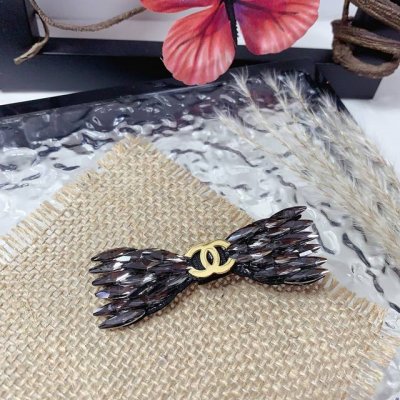 P60 Chanel小香 Chanel压夹 满钻时尚 钛钢 Logo压夹边夹刘海夹日常精致小单品 气质百搭小仙女必入单品 宝藏款 闭眼入推荐款 单个
