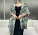 dior新款伊如动物丛林丝羊绒围巾长款披肩！纯粹的高级和时髦感！太有品味了！！ 好看死了，质感有腔调！！Dior招牌的动物元素高端丝绒正反双配色印染的围巾披肩~