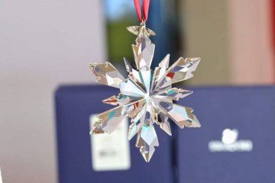 最高品质！欢迎对比 Swarovski 冰奇雪缘 雪水花晶车挂 以士迪尼电影冰奇雪缘 为灵感，采透用明色水晶的亮闪设计，带有300个璨璀耀眼切的割面、尺寸：10