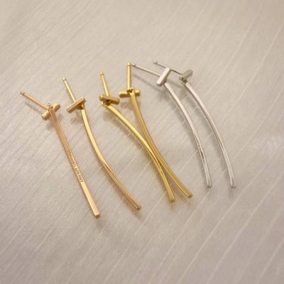 T系列玫瑰金耳环 一款长款线设计耳环，這款設計比较简约，但是戴上很优雅，比較适合上班或者一些正式点的场合。這款有分有钻和没钻的，没钻的感觉比较简洁大方，美美的，