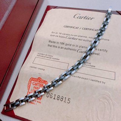 卡地亚手链V金材质系列 品相完美 细节无敌 那种独特的色泽完全无可挑剔 再缀以经典指环外形设计 简约之余却又优雅夺目 V金纯手工的组合更显气色 上手雅致动人 男