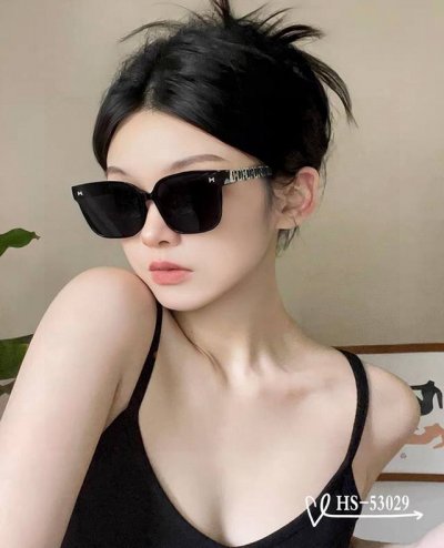爱马仕-Hermes . 宝丽来树脂偏光镜片 . Tr90镜架轻便佩戴舒适 . Size：59-13-147， . 新款太阳镜减轻强光负担，遮挡有害光线防辐射，