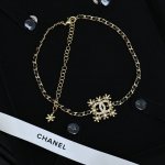 Chanel 皮穿链金色方块花朵项链Choker 经典皮穿链搭配金色方块花朵 美轮美奂金色手工坊系列 复古精致又百搭