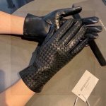 新款独家首发触屏全编织手套 Bv 原单品质 官网同步女士新款高档羊皮手套女神首选 不可错过百分百选用进口羊皮 皮质细腻柔软 认准进口羊皮特有手感羊绒内里保暖更佳
