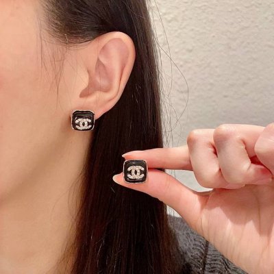 chanel香奈儿 中古 双C耳钉原版复刻Logo 小香家的款式真心无需多介绍每一款都超好看，精致大方，非常显气质.