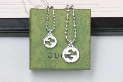热销款 古驰 Gucci 双G圆珠项链 情侣款 大号 明星王大陆同款、配以双 G 互扣式的吊坠配饰灵魂的标志，反面三处刻印，链身采用4Mm圆珠链身、纯手工、老师