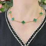 V金镀咪金 Vca天然孔雀石十花四叶草项链 Cleef&Arpels 四叶草 此系列设计灵动 线条流畅 易于佩戴 展现无限搭配的可能 为每一位女性的生活带来丰富