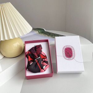 专柜品质 蒂普提克Diptyque 京都限定版Kyoto 在Diptyque还没发售京都淡香水时就已经种草 被瓶身的颜值和推广的文案深深吸引 今天终于在国金中心