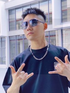 新款品牌 卡地亚Cartier原单品质男士女士同款偏光太阳镜 材质 高清尼龙镜片 金属合金Logo镜腿 看细节就知道大师手工制作设计 做工精致 高端大气 适合男