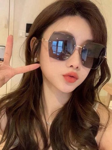 Gucci-古驰意大利进口2025时尚潮流奢华装饰太阳眼镜 尼龙偏光高清太阳镜明星海报款 超高复杂工艺 立体质感十足 认真看细节哈现货型号 G120