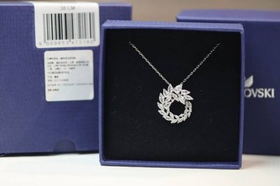 Swarovski 结霜树叶造型 橄榄形水晶套装 华丽别致的设计以高级珠宝及冬天结霜的叶子为灵感，揉合了典雅动人的光彩、特别的天鹅羽翼切割款式。百搭易衬。