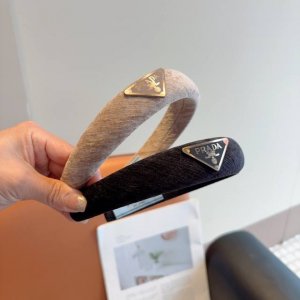 配包装 prada 普拉达 新款潮流倒三角铁标字母发箍 气质女神必备单品 非常百搭 时尚潮流 戴上它满满的高大上