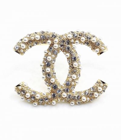 Chanel 小香新款珍珠满钻双C胸针,高端品质，专柜同材质，真正黄铜，离子电镀，独家实拍图做工精致细腻，重工版本，超级仙女唯美的一款，做工超级细心无漏洞，媲美