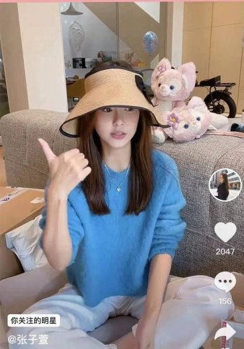 跑量 gucci 古琦 张子萱同款蝴蝶结防晒空顶帽 空顶设计大帽檐遮阳超好 侧面蝴蝶结点缀 甜美可爱 休闲范儿 粘贴式松紧弹性头围 大头小头都能戴 不戴的时候可