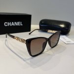 chanel香奈儿太阳镜 真是爱了爱了 上脸那气场拿捏的死死,巨显脸小 眼镜大单一点也不重 镜腿幅度设计的刚刚好 佩戴轻盈舒适