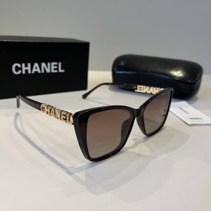 chanel香奈儿太阳镜 真是爱了爱了 上脸那气场拿捏的死死,巨显脸小 眼镜大单一点也不重 镜腿幅度设计的刚刚好 佩戴轻盈舒适