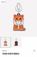配图片原版包装 Louis Vuitton官网M77174 Tiger包饰与钥匙扣。 此款Tiger包饰与钥匙扣以谐谑态度凝聚品牌元素：正面老虎图案与Monog