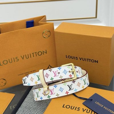 村上隆三彩 Lv 皮带，经典Monogram图案焕新演绎，多彩配色碰撞出时尚火花。精致金属扣头闪耀夺目，3.0Cm与2.0Cm不同宽度，适配多样穿搭风格。无论是