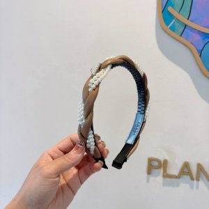 配包装 prada 普拉达 新款潮流珍珠发箍 气质女神必备单品 非常百搭 时尚潮流 戴上它满满的高大上