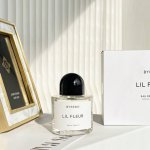 专柜品质 百瑞德 Byredo拜里朵 初澜狂花Lil Fleur玫瑰皮革 新款香水 Ml 香调:东方花香调 前调:醋栗叶蜜橘藏红花 中调:玫瑰皮革 后调:龙涎香