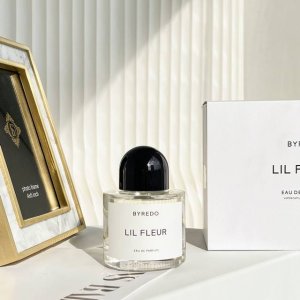 专柜品质 百瑞德 Byredo拜里朵 初澜狂花Lil Fleur玫瑰皮革 新款香水 Ml 香调:东方花香调 前调:醋栗叶蜜橘藏红花 中调:玫瑰皮革 后调:龙涎香