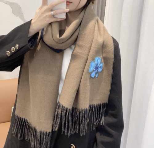 爱马仕冬季新款男女都可以用 双面羊绒长巾 ，自己可以去看看哦，他家的价格估计会让你却步，太贵了，简直是贵族的价格。水波纹羊绒具有超高羊绒品质才会被此品牌青睐这种