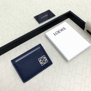 Loewe罗意威新款卡包回货 新到的都是带金属logo的， 相比老款精致啦不止一点点呀~~配盒、防尘袋！ 情人节选这种小配饰也不错 ~~型号：Ｌ1109 尺寸：