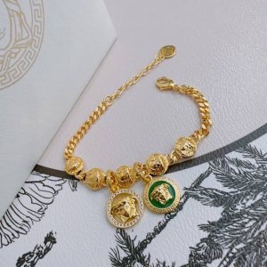 高品质范思哲手链美杜莎头像原单货专柜新款开模复古潮流时尚必备 男女均可佩戴 情侣款同款 摇滚朋克泰银风格 复古元素 潮流百搭 官网同款手链最新款链条档次更高明星