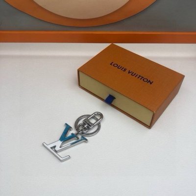 元配图片原版包装 Louis Vuitton官网M p3590 Lv Gradient包饰与钥匙扣。 Lv Gradient包饰与钥匙扣以贯穿秋冬系列渐变色彩渲