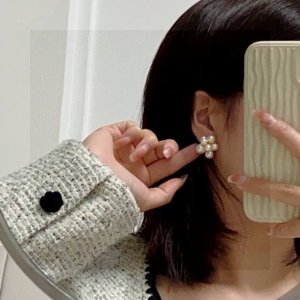 Celine赛琳珍珠耳钉 赛琳已经自成一股流行元素，持续为女性诠释优雅、创造时尚，Celine家的饰品风格绝对代表了一种新的生活方式，就像此款耳环，跟服饰之间的