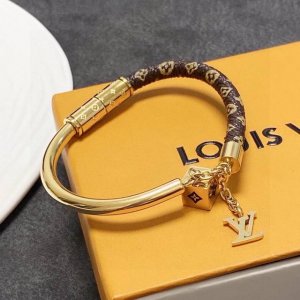 新品 原单货 Lv皮革磁性手镯Louis Vuitton 路易威登 专柜一致材质 火爆款出货 设计独特 复古前卫 手镯14K精工保色版 从上市以来一直深受Mm喜