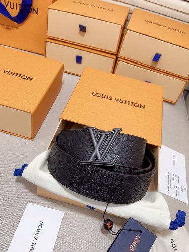 Lv 奢华款现代 Taurillon 皮革 饰以雅致大方的标志性 Lv 首字母 柔软结实的皮带 双色搭配可双面使用 可搭配从礼服到休闲装各种服饰 宽度4.0Cm
