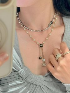 p100 高品质 细节如图 0900150 【香 黑白山茶花珍珠项链】春夏最新款绝美系列它来啦老规矩先买先得巨美的山茶花设计超精致高级！黑色珐琅+施华洛水晶点缀