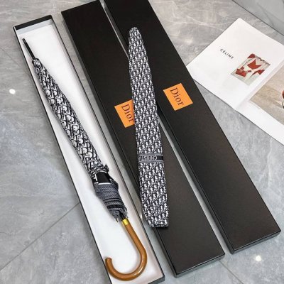 dior 迪奥 长伞 绝对是今年消费者大大的福利 迪奥爱好者们不容错过的精品 配高档原版包装火爆明星同款 全自动一键即开 优雅实木手柄 奢华舒适 握感超级棒 无