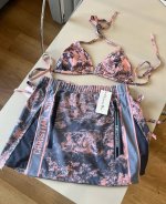 三件套 Dior迪奥 经典比基尼适合多种场景的游泳衣♀海边 游泳池 温泉 水上乐园 漂流都可以内搭外穿也完全可以 面料：透气舒适。速干弹性的游泳衣更加帖肤易清洗