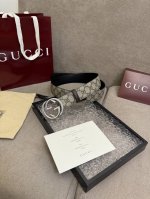 黑色Gg Supreme帆布 互扣式双G以钌色调配件亮眼呈现，致敬品牌悠久传承。这款腰带以黑色Gg Supreme帆布匠心打造。 黑色皮滚边 钌色调配件 互扣式