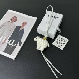 P200-新品 罗意威Loewe 毛毡和牛皮革绵羊挂饰 挂件 颜色：白色 毛毡制成的绵羊挂饰，连接有牛皮革环带和 Anagram骰子 采用进口小牛皮 可挂于包包