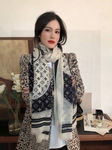 又时髦又百搭 Lv新款老花长巾 提升气质和品味的好单品 四季必备 真的无敌实用 Lv难得的羊绒长巾 面料手感真的很好 简单一试 就知道是自己想要的 轻松驾驭非常