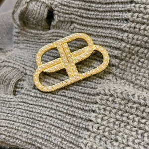 批100。 原单货新品 巴黎世家 Balenciaga胸针专柜一致巴黎世家胸针 做旧复古处理 男女火爆款出货 设计独特 前卫 男女必备！