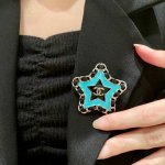 chanel小香 专柜最新款同步上新香奈儿最新款胸针 胸针，是最懂女人的饰物。那些倾注了全部心血去做自己的女人，往往更珍惜胸针的意义。香奈儿女士把胸针别在帽子上